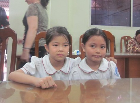Hai cháu Bảo Ngọc và Phương Nhi tại trụ sở CA phường vào chiều 5/5.